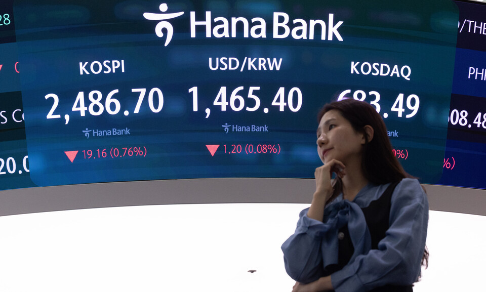 서울 중구 하나은행 본점 딜링룸 전광판. (사진=뉴스1)