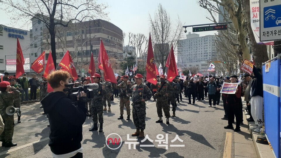 군복을 입은 100여 명의 윤석열 대통령 지지자들이 깃발을 들고 탄핵 반대를 외치고 있다. (사진=안광석 기자) 