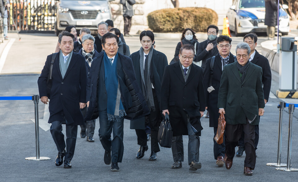 정청래 국회 탄핵소추위원장과 변호인단이 지난 2월 20일 서울 종로구 헌법재판소에서 열린 윤석열 대통령 탄핵심판 10차 변론기일에 출석하고 있다. (사진=뉴스1)