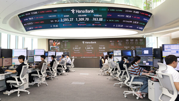 하나은행 딜링룸. (사진제공=하나은행)