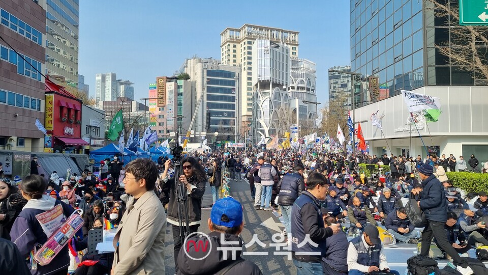 4일 안국역 6번 출구 인근에서 윤석열 대통령 탄핵 찬성을 지지하는 인원들이 모여있다. (사진=손일영 기자)