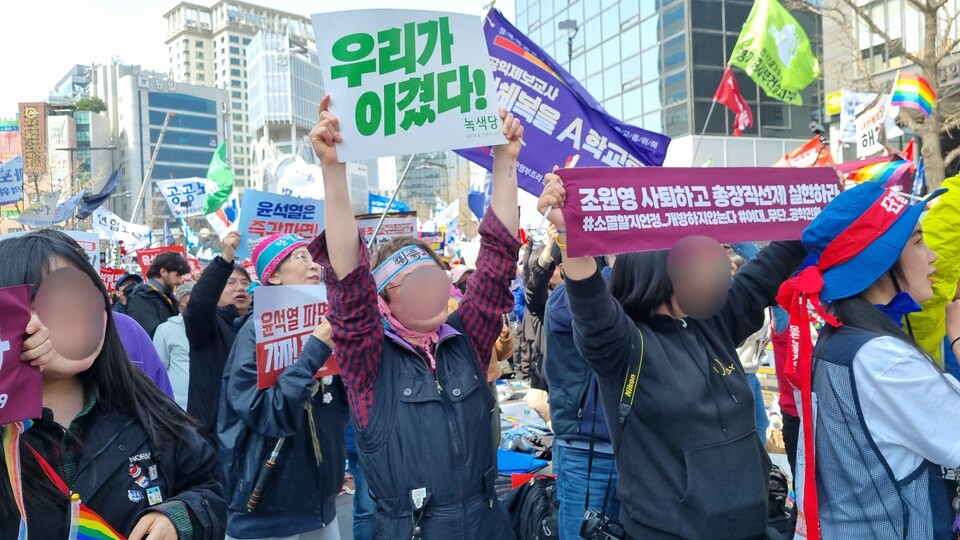 윤석열 대통령 파면 선고 후 집회 참가자들이 플래카드를 들고 구호를 외치고 있다. (사진=손일영 기자)