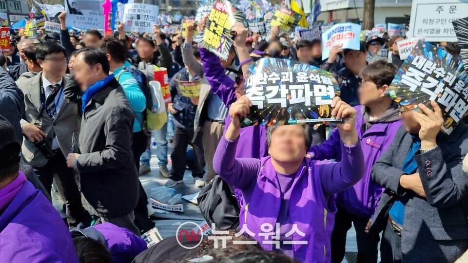 윤석열 대통령 파면 선고 직후 집회 참가자들이 감격스러워 하고 있다. (사진=손일영 기자)