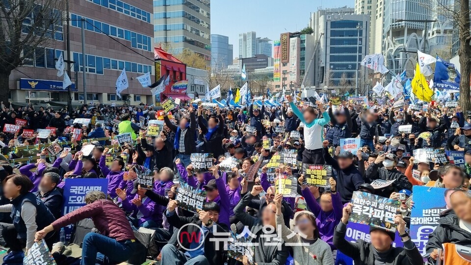 윤석열 대통령 파면 선고 직후 시민들이 환호하고 있다. (사진=손일영 기자)