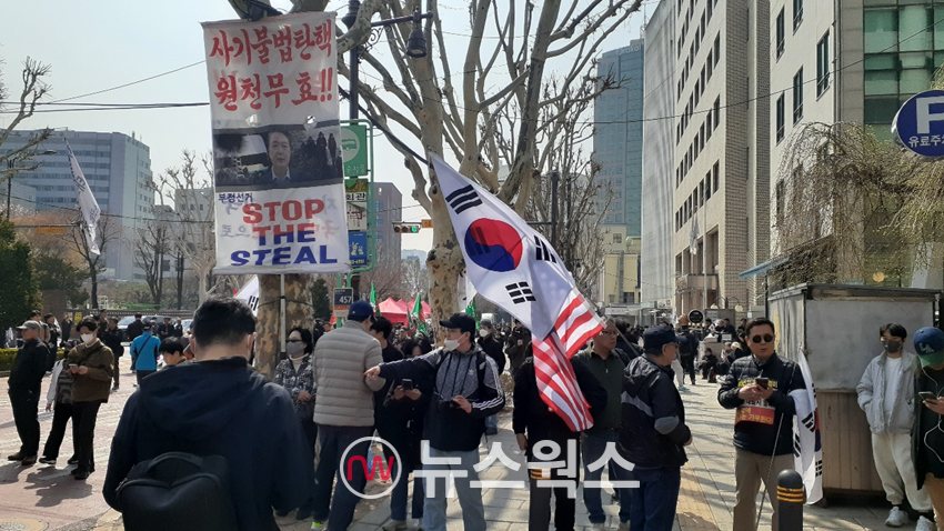 4일 서울 헌법재판소 인근 삼일대로에 걸린 윤석열 대통령 탄핵 반대 현수막. (사진=안광석 기자)