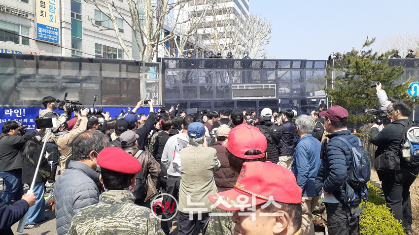 4일 서울 헌법재판소 인근 삼일대로에서 윤석열 대통령 탄핵 인용 선고 직후 불복한 대통령 지지자들이 경찰을 상대로 고함을 지르고 있다. (사진=안광석 기자)