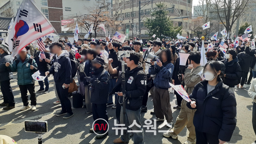 4일 서울 헌법재판소 인근 삼일대로에 모인 1000여 명의 윤석열 대통령 지지자들이 탄핵 반대를 외치고 있다. (사진=안광석 기자)