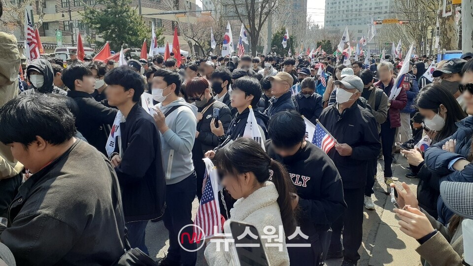 4일 서울 헌법재판소 인근 삼일대로에 모인 1000여 명의 윤석열 대통령 지지자들이 탄핵 인용 선고를 듣고 망연자실하고 있다. (사진=안광석 기자)