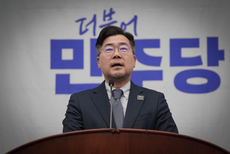 박찬대 더불어민주당 원내대표가 4일 서울 여의도 국회에서 열린 비상의원총회에서 발언하고 있다. (출처=박찬대 의원 페이스북)