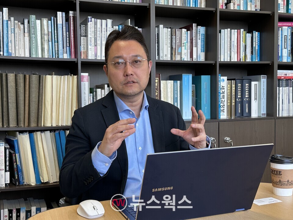황용식 세종대 경영학과 교수가 대한항공·아시아나항공의 화학적 결합에 대해 설명하고 있다. (사진=정현준 기자)