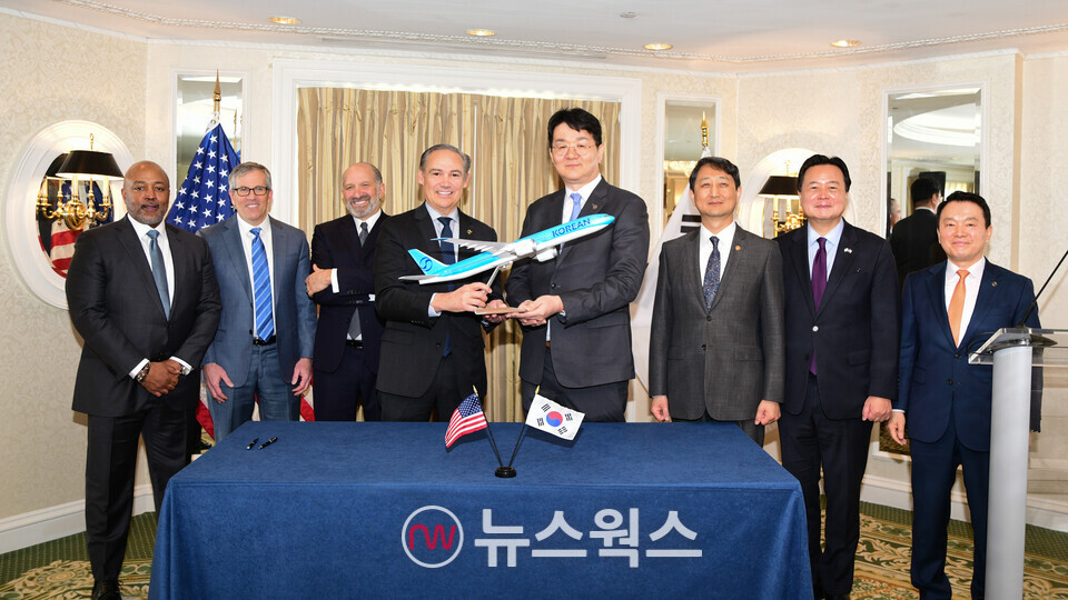 지난달 21일(현지시간) 미국 워싱턴 D.C.에서 열린 '대한항공-보잉-GE 3사 협력 강화를 위한 서명식'에서 조원태(오른쪽에서 네 번째) 한진그룹 회장과 켈리 오트버그(왼쪽에서 네 번째) 보잉 최고 경영자 등 양국 정부와 기업 대표 관계자들이 기념 사진을 촬영하고 있다. (사진제공=대한항공)