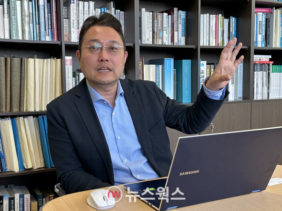 황용식 세종대 경영학과 교수가 대한항공과 LCC가 취해야 할 생존 전략에 대해 설명하고 있다. (사진=정현준 기자)
