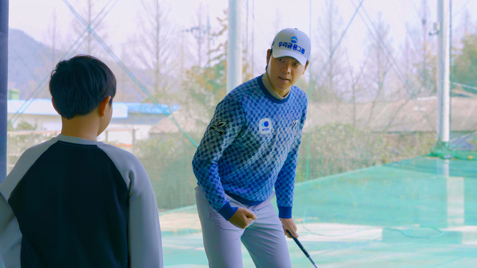 이정환 선수가 해남 삼산초 학생에게 골프를 지도하고 있다. (사진제공=우리금융지주)