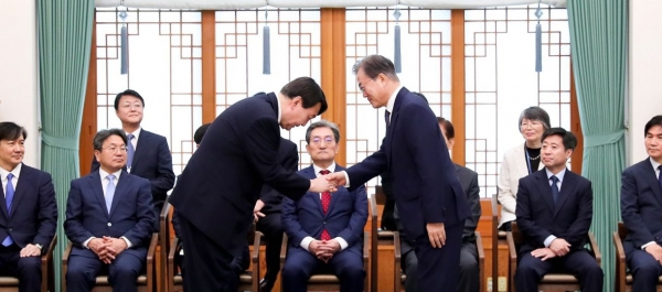 지난 2019년 7월 신임 검찰총장 임명장 수여식에서 문재인 대통령과 윤석열 검찰총장이 악수를 하며 인사하고 있다. (사진제공=청와대)