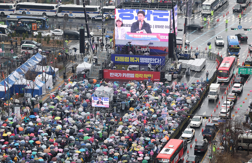 헌법재판소의 윤석열 전 대통령에 대한 파면 선고 이후 첫 주말인 5일 서울 종로구 동화면세점 앞에서 윤석열 전 대통령 지지자들과 자유통일당 등 보수단체 회원들이 탄핵 무효를 촉구하며 구호를 외치고 있다.(사진=뉴스1)