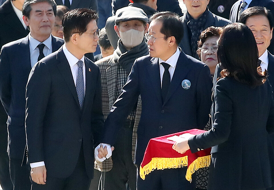 2월 28일 김문수 고용노동부 장관과 홍준표 대구시장이 대구 달서구 두류공원 2·28민주운동 기념탑 앞에서 만나 참배를 앞두고 인사 나누고 있다. (사진=뉴스1)