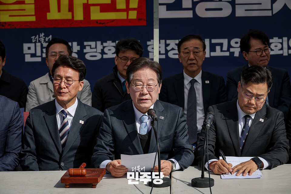 이재명(가운데) 민주당 대표가 지난달 26일 서울 종로구 민주당 천막당사에서 열린 최고위원회의에서 발언하고 있다. (사진제공=민주당)