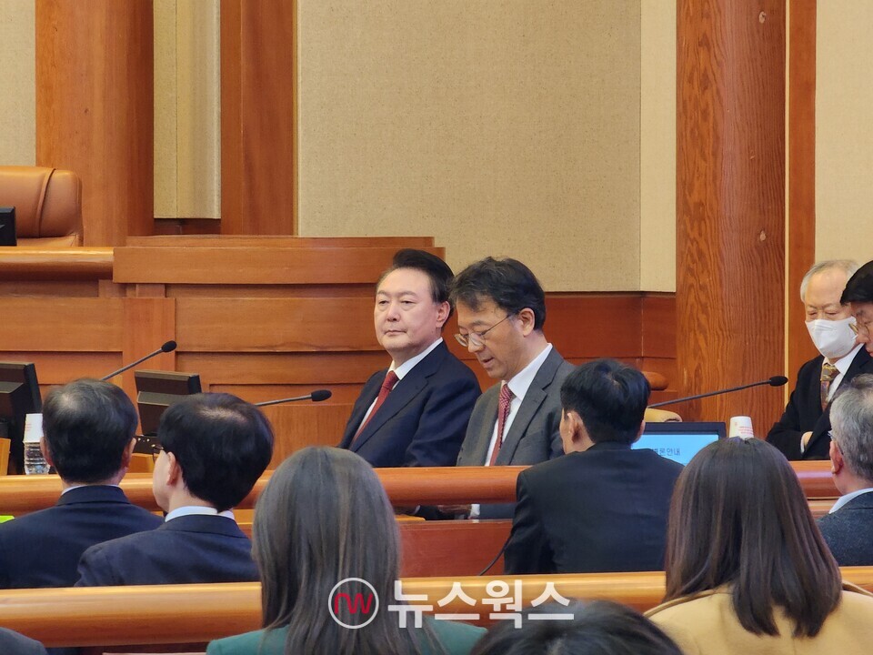 지난 2월 21일 오후 서울 종로구 헌법재판소 대심판정에서 열리는 탄핵심판 3차 변론기일에 양복을 입고 출석한 윤석열 전 대통령.(사진=박광하 기자)