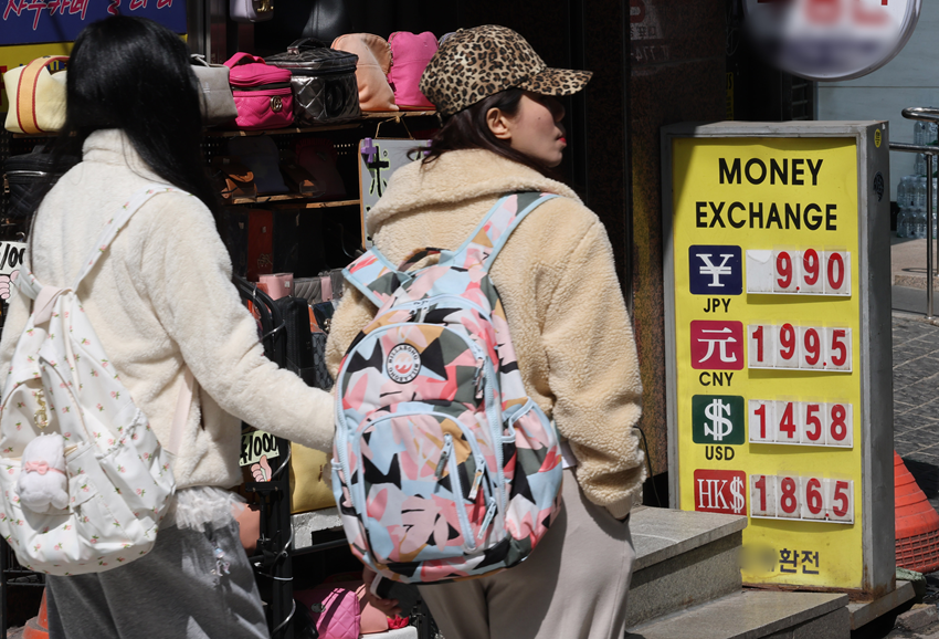 6일 서울 명동 한 환전소 앞에 환율 시세가 안내되고 있는 모습.(사진=뉴스1)
