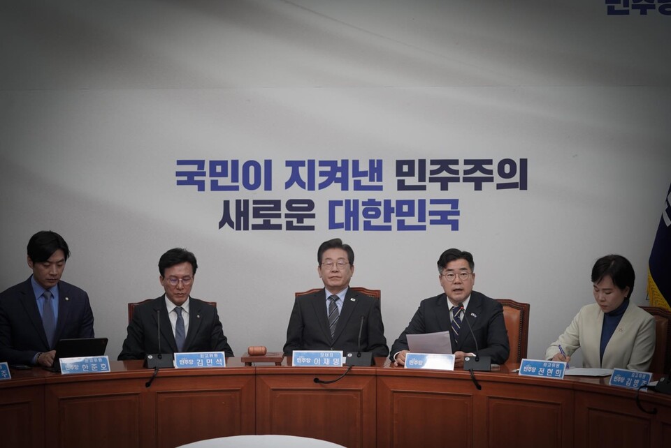 박찬대(오른쪽 두 번째) 더불어민주당 원내대표가 7일 오전 서울 여의도 국회에서 열린 최고위원회의에서 발언하고 있다. (출처=박찬대 의원 페이스북)