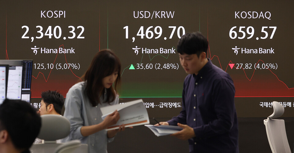 코스피 지수가 장 중 2400대 아래로 떨어진 7일 서울 중구 하나은행 본점 딜링룸에서 직원들이 업무를 보고 있다. (사진=뉴스1)