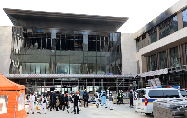 지난 2월 16일 부산 기장군 반얀트리 호텔 신축 공사장 화재 현장에서 경찰과 과학수사대 화재감식팀, 소방 당국, 국립과학수사연구원, 국립재난안전원 등 관계자들이 합동 감식을 하기 위해 이동하고 있다. (사진=뉴스1)