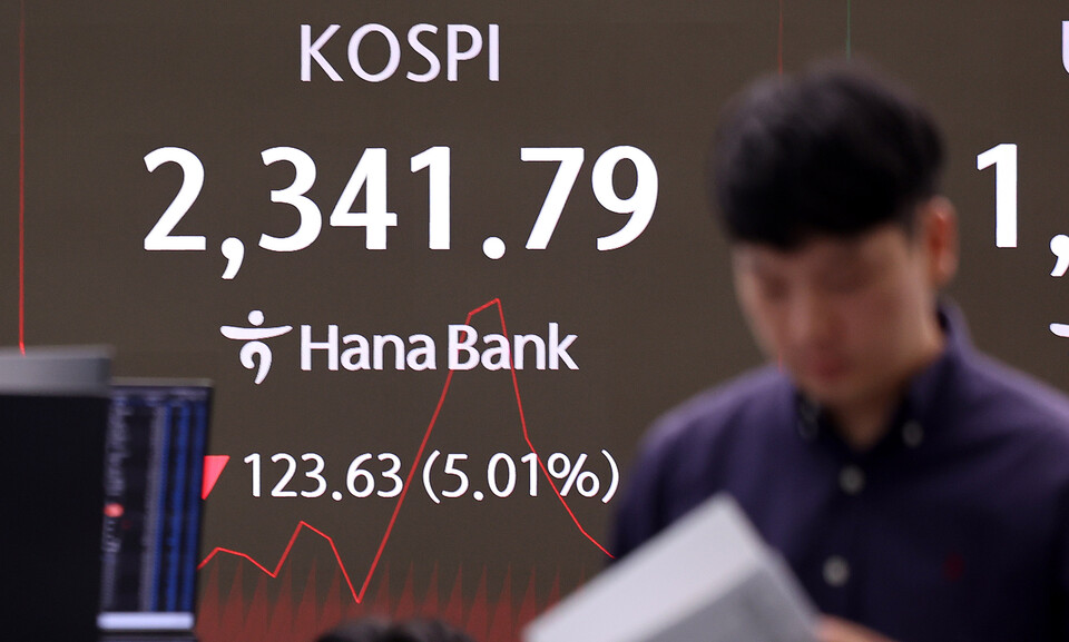 서울 중구 하나은행 본점 딜링룸 전광판. (사진=뉴스1)