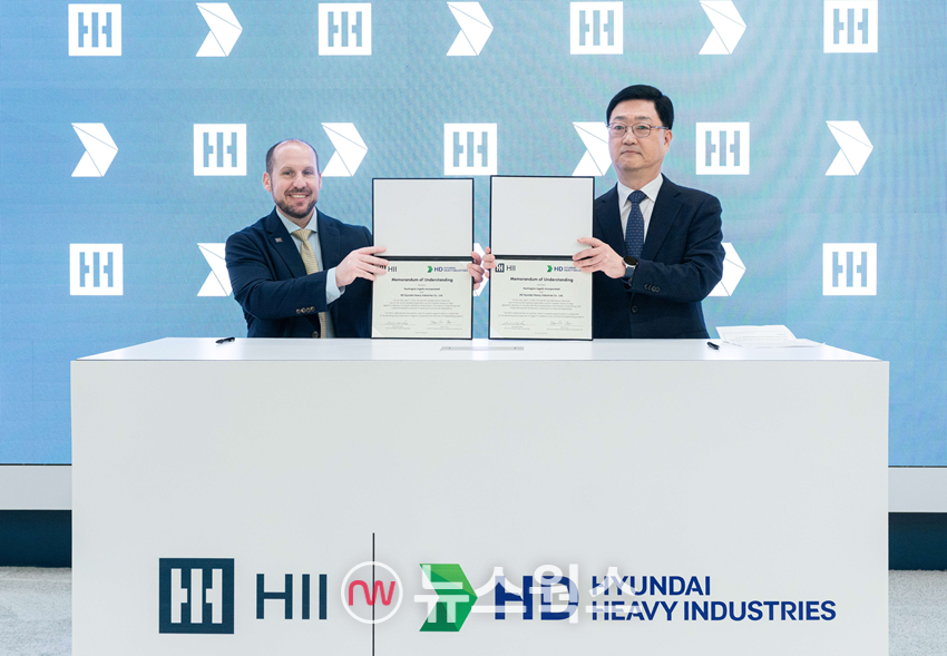 주원호(오른쪽) HD현대중공업 주원호 특수선사업대표와 잉걸스 조선소 브라이언 블란쳇 사장이 7일 미국 워싱턴D.C.에서 열린 해양항공우주 전시회 헌팅턴 잉걸스 전시관에서 선박 건조 생산성 향상 및 첨단 조선 기술 협력을 위한 양해각서(MOU)를 교환하고 있다. (사진제공=HD현대)