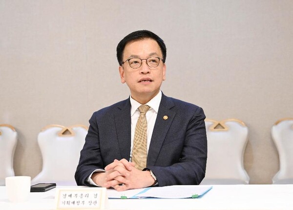 최상목 부총리 겸 기획재정부 장관이 지난 4일 정부서울청사에서 열린 '경제관계장관간담회'를 주재하고 있다. (사진제공=기획재정부)