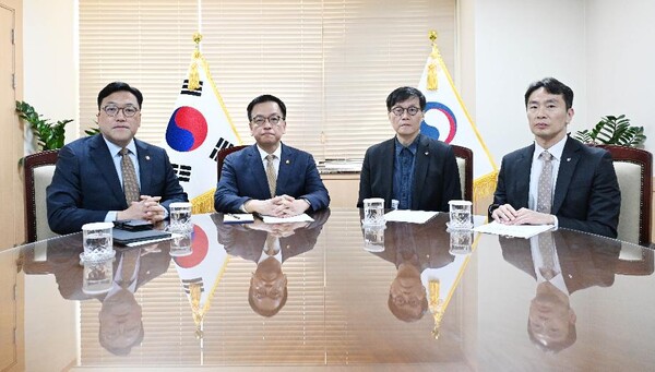 (왼쪽부터) 김병환 금융위원장과 최상목 부총리, 이창용 한은 총재, 이복현 금감원장이 지난 4일정부서울청사에서 열린 '거시경제·금융현안 간담회' 시작에 앞서 기념사진을 찍고 있다. (사진제공=기획재정부)