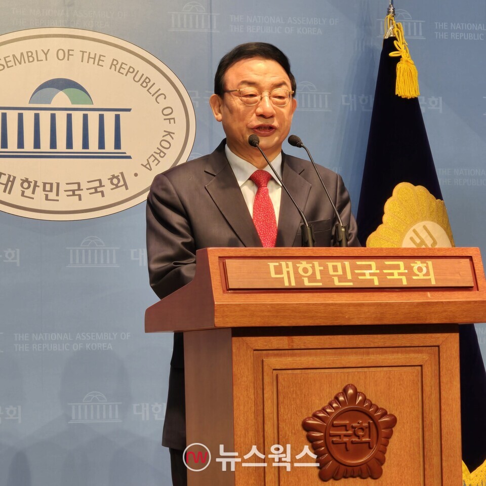 이정현 전 새누리당 대표가 8일 국회소통관 기자회견에서 대권 도전을 선언하고 있다. (사진=원성훈 기자)