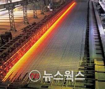 현대제철 공장에서 철근이 생산되고 있다. (사진제공=현대제철)