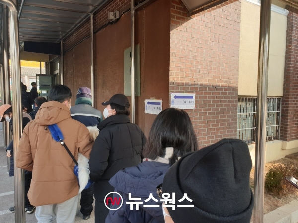 지난 2022년 3월 9일 성남시 분당구 정자동 제3투표소에서 주민들이 20대 대통령선거 투표를 위해 줄을 서고 있다. (사진=원성훈 기자)