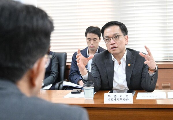 최상목 부총리가 8일 정부서울청사에서 '대외경제 자문회의'를 주재하고 있다. (사진제공=기획재정부)