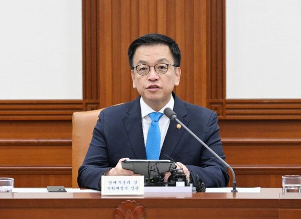 최상목 부총리 겸 기획재정부 장관이 9일 정부서울청사에서 열린 '경제관계장관회의 겸 산업경쟁력강화관계장관회의'를 주재하고 있다. (사진제공=기획재정부)