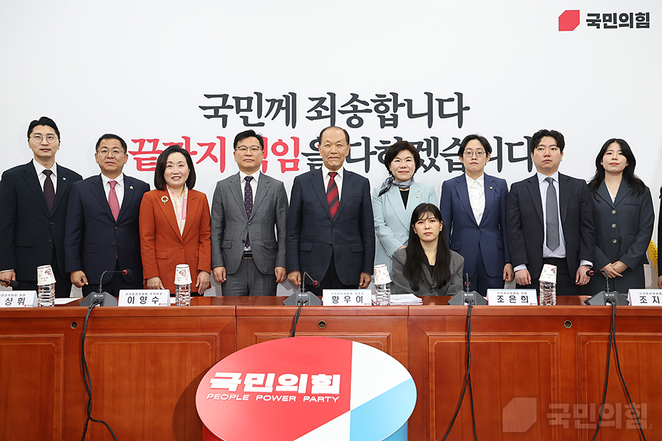 황우여 국민의힘 선거관리위원장을 비롯한 당 선관위원들은 9일 국회에서 대선후보 선출을 위한 당 선거관리위원회 첫 회의를 열고 활짝 웃고 있다. (사진제공=국민의힘)