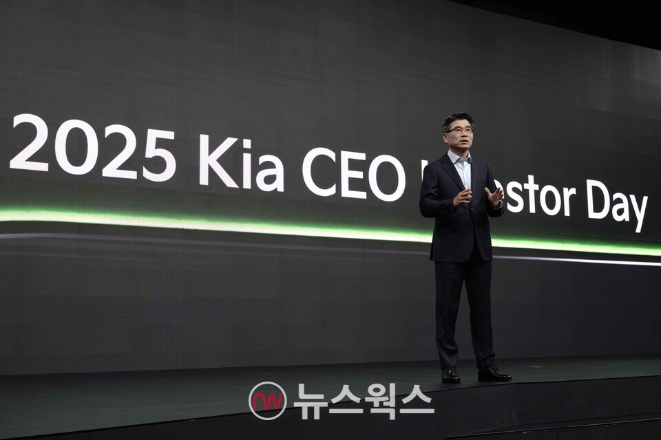 송호성 기아 사장이 9일 열린 '2025 CEO 인베스터 데이'에서 자사의 중장기 사업 전략과 재무 목표 등에 대해 설명하고 있다. (사진제공=기아)