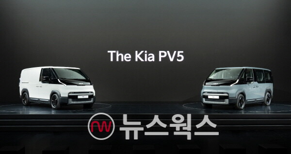 기아의 최초 목적기반차량(PBV) '더 기아 PV5 카고(왼쪽)'와  '더 기아 PV5 패신저'. (사진제공=기아)