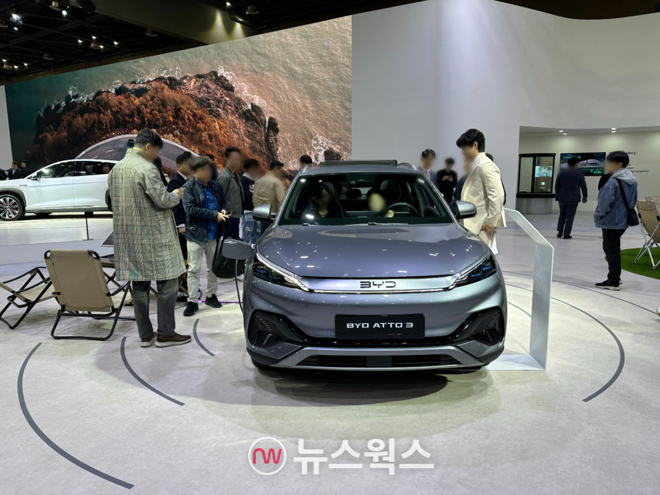 9일 경기도 고양시 일산 킨텍스에서 열린 '2025 서울모빌리티쇼' BYD코리아 부스에서 관람객들이 BYD '아토3'를 구경하고 있다. (사진=정현준 기자)