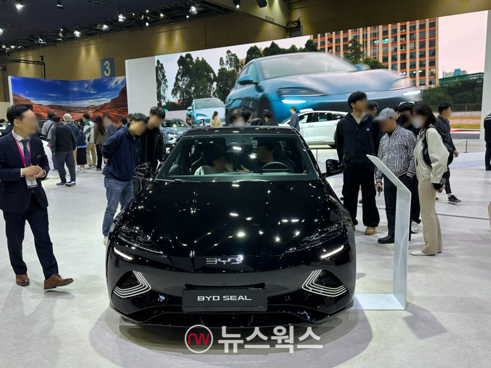 '2025 서울모빌리티쇼' BYD코리아 부스에서 관람객들이 BYD 전기 세단 '씰'을 살펴보고 있다. (사진=정현준 기자)