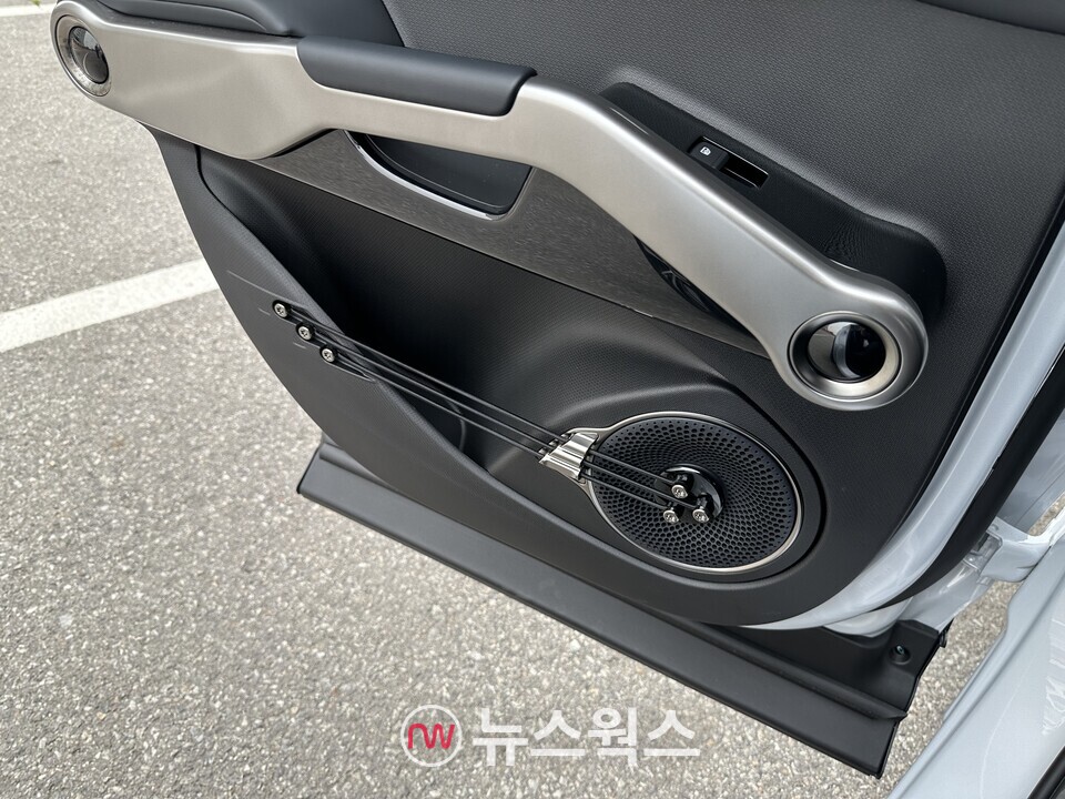 BYD '아토3' 양쪽 문의 도어포켓에 달린 줄 모양의 고정장치가 기타 줄을 연상하게 한다. (사진=정현준 기자)