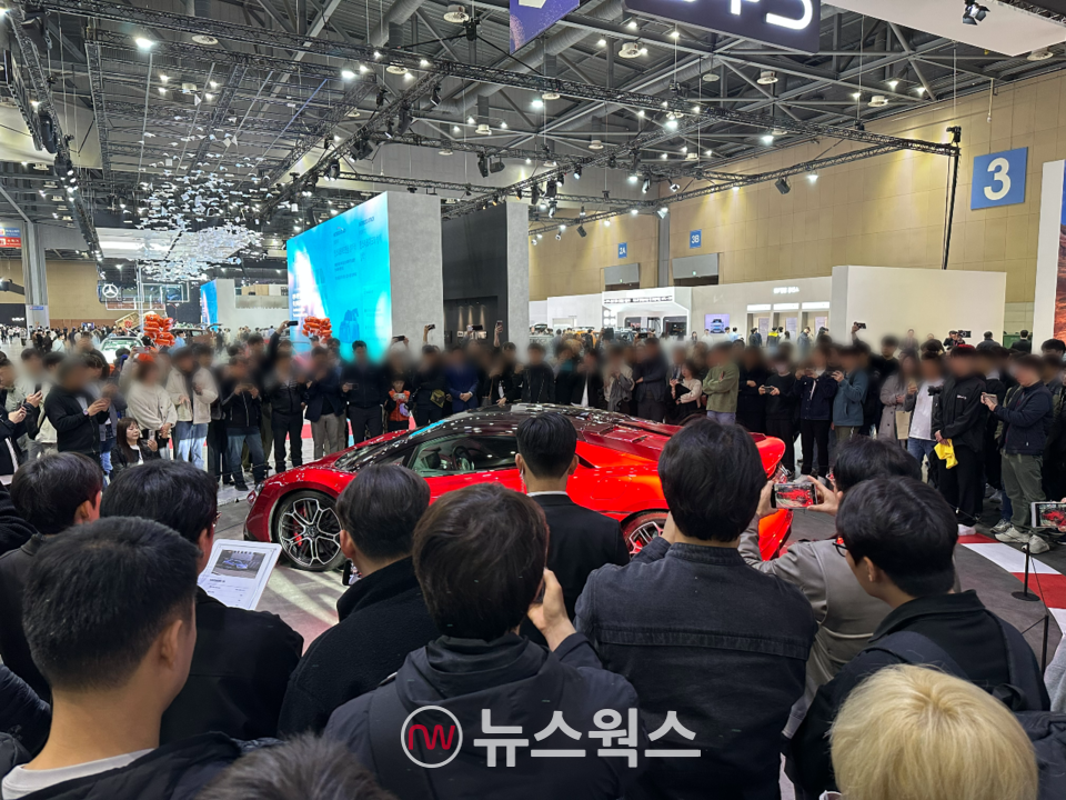 9일 오전 11시 '2025 서울모빌리티쇼' BYD코리아 부스에서 전기 스포츠카 '양왕 U9'의 댄스 퍼포먼스를 보기 위해 관람객들이 몰려들고 있다. (사진=정현준 기자)