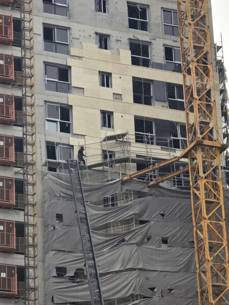  8일 광주광역시 서구 화정동 A아파트 신축 현장에서 외벽 가림막이 붕괴돼 관계자가 현장을 살피고 있다. (사진=독자 제공)