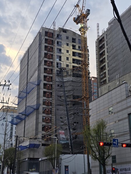  8일 광주광역시 서구 화정동 A아파트 신축 현장에서 외벽 가림막이 붕괴됐다. (사진=독자 제공)