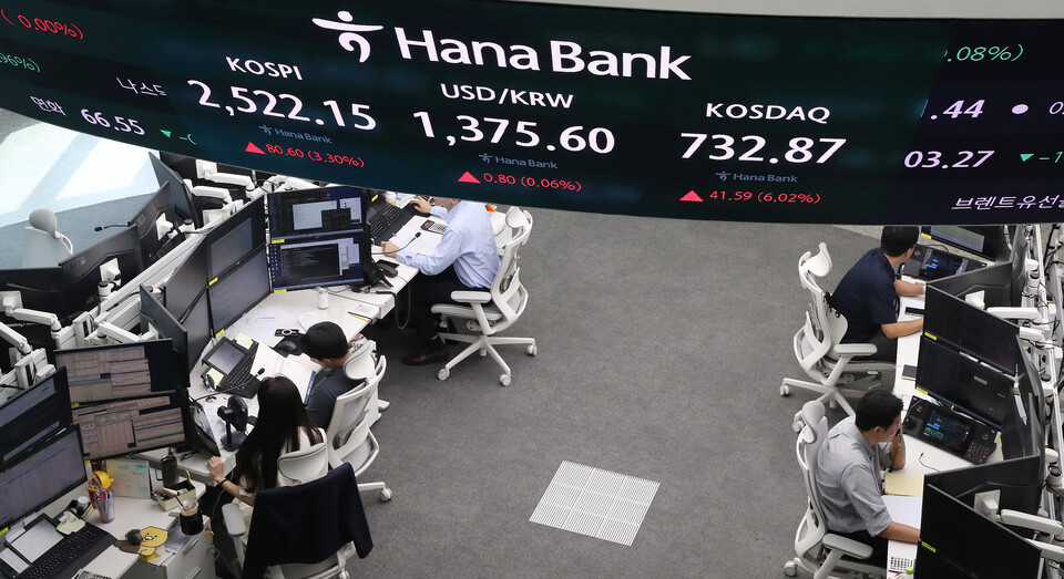 코스피 지수와 코스닥 지수가 장중 5% 이상 동반 급등하면서 증시 과열에 제동을 거는 매수 사이드카가 발동된 지난해 8월 6일 오후 서울 중구 하나은행 본점 딜링룸 전광판에 종가가 표시되고 있다. (사진=뉴스1)