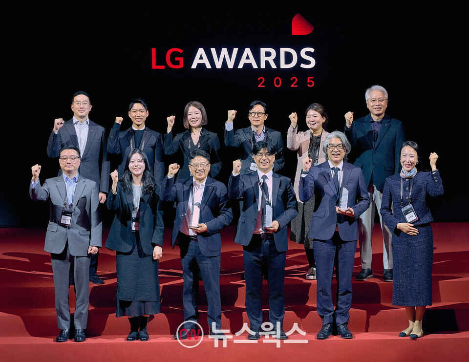 9일 경기도 이천 LG인화원에서 열린 LG 어워즈에서 구광모 LG 대표(뒷줄 왼쪽 첫번째)가 고객 대표, 수상자들과 기념 촬영을 하고 있다. (사진제공=LG)