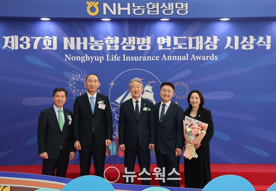 (왼쪽에서 두번째부터) 박병희 NH농협생명 대표, 강호동 농협중앙회장, 엄기화 하남농협 팀장과 관계자들이 지난 8일부터 9일까지 열린 '제37회 NH농협생명 농축협 연도대상' 시상식에서 기념 촬영을 하고 있다. (사진제공=NH농협생명)
