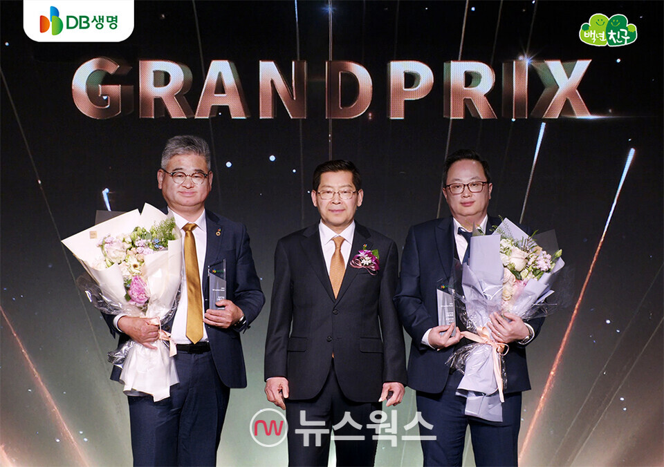 (왼쪽부터) 김두영 DB생명 강릉지점 FP, 김영만 DB생명 대표, 이경수 새서울 TC지점 FP가 10일 '2024 연도상'시상식에서 기념 촬영을 하고 있다. (사진제공=DB생명)