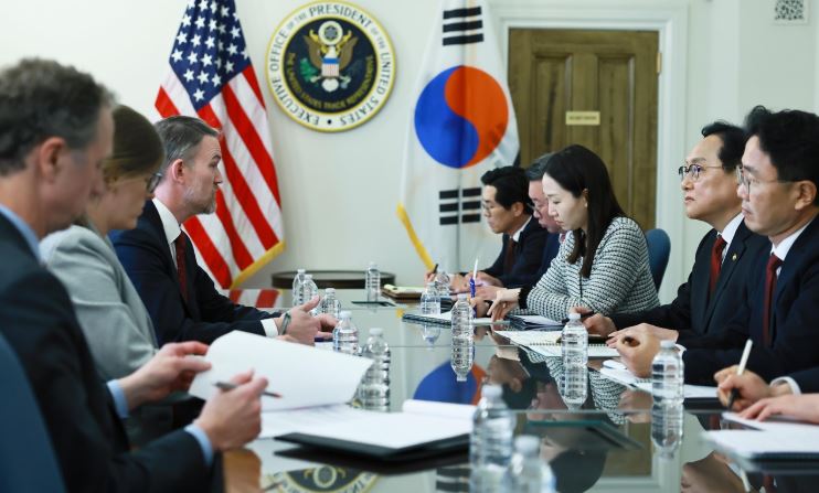 정인교 통상교섭본부장이 8일(현지시간) 미국 워싱턴 D.C.에서 제이미슨 그리어 미 USTR 대표와 면담하고 있다. (사진제공=산업부)