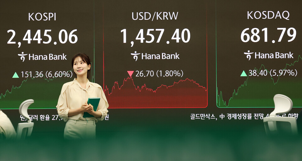 도널드 트럼프 미국 대통령의 상호관세 유예 발표로 주가가 급등하며 매수 사이드카가 발동된 10일 오후 서울 중구 하나은행 본점 딜링룸 전광판에 종가가 표시되고 있다. (사진=뉴스1)